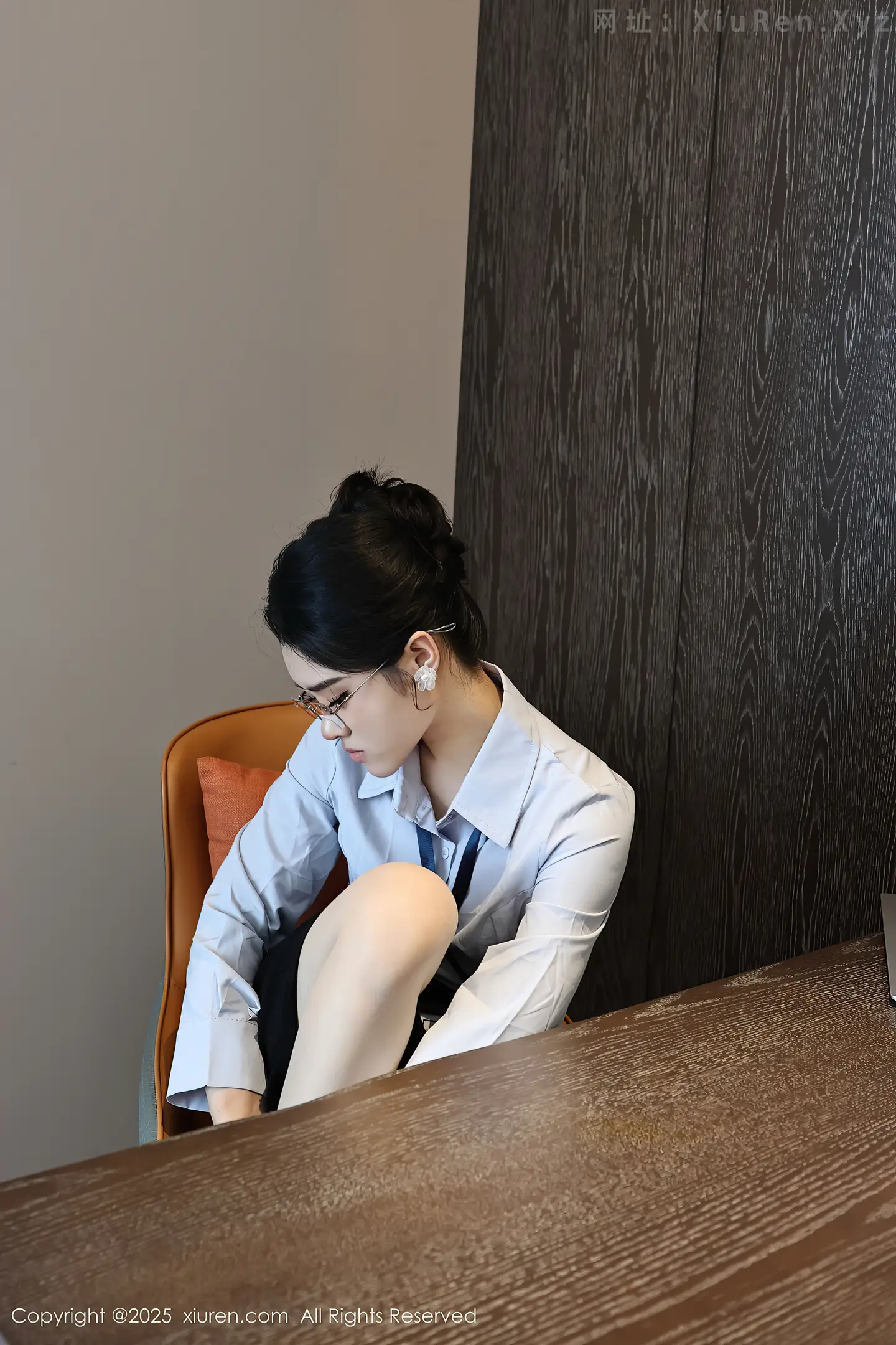 图片[6]-[XiuRen秀人网]VOL.10674 模特糯梨子性感蓝色衬衫配黑短裙露超薄肉丝秀曼妙身姿诱惑写真60P-秀人网官方网站